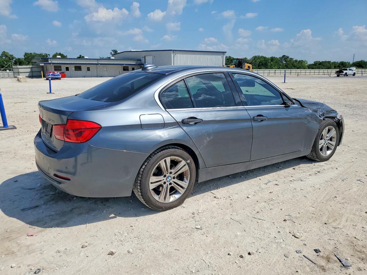 2017 BMW 330 I - zdjęcie 3