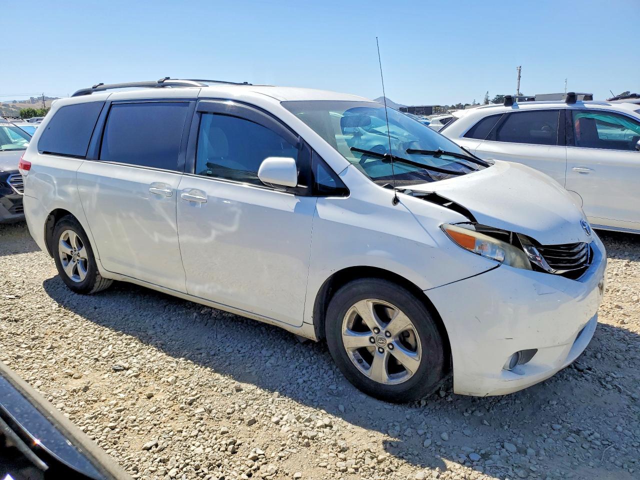 2013 Toyota Sienna Le - zdjęcie 4