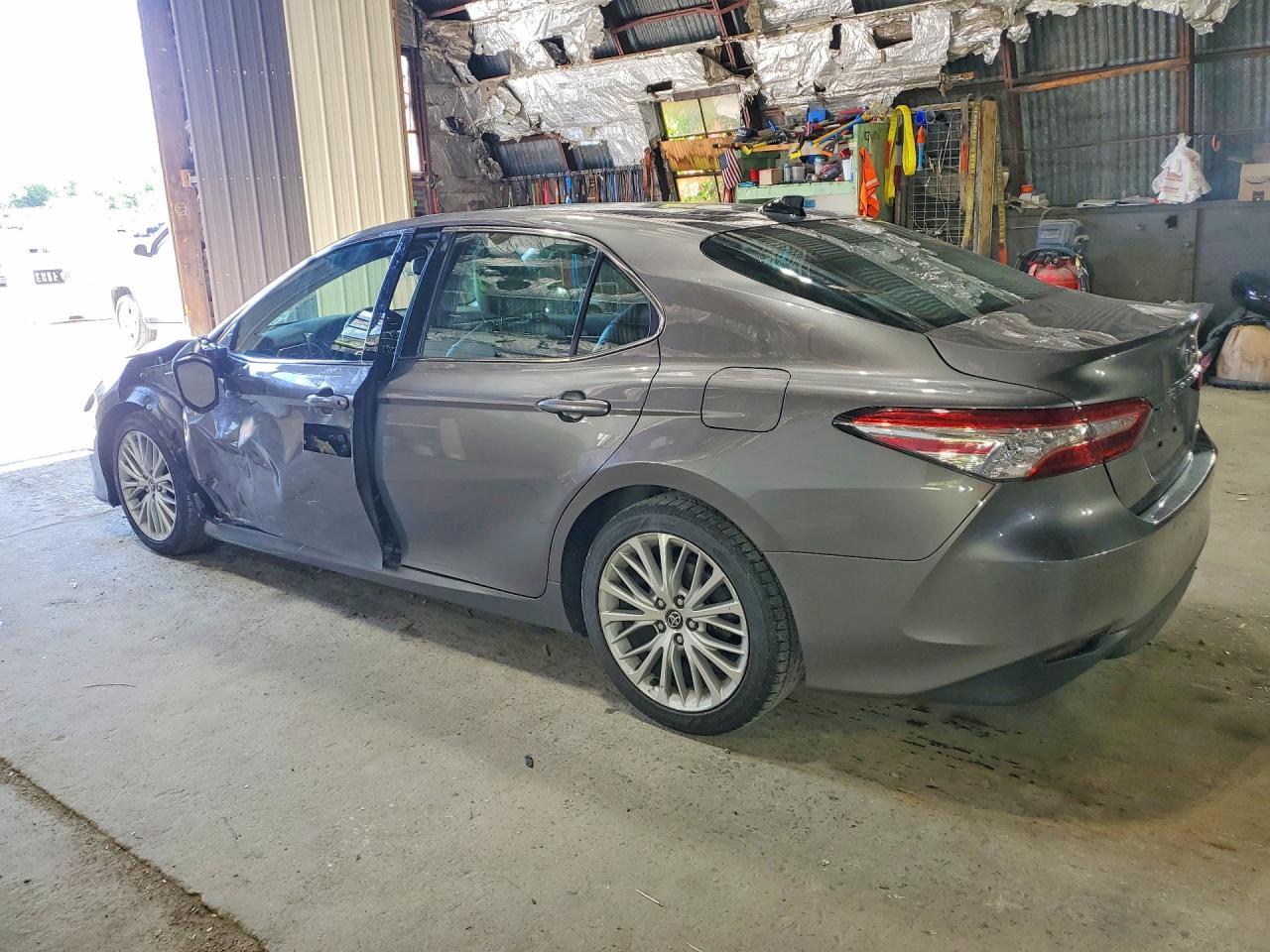 2019 Toyota Camry Xle - zdjęcie 2