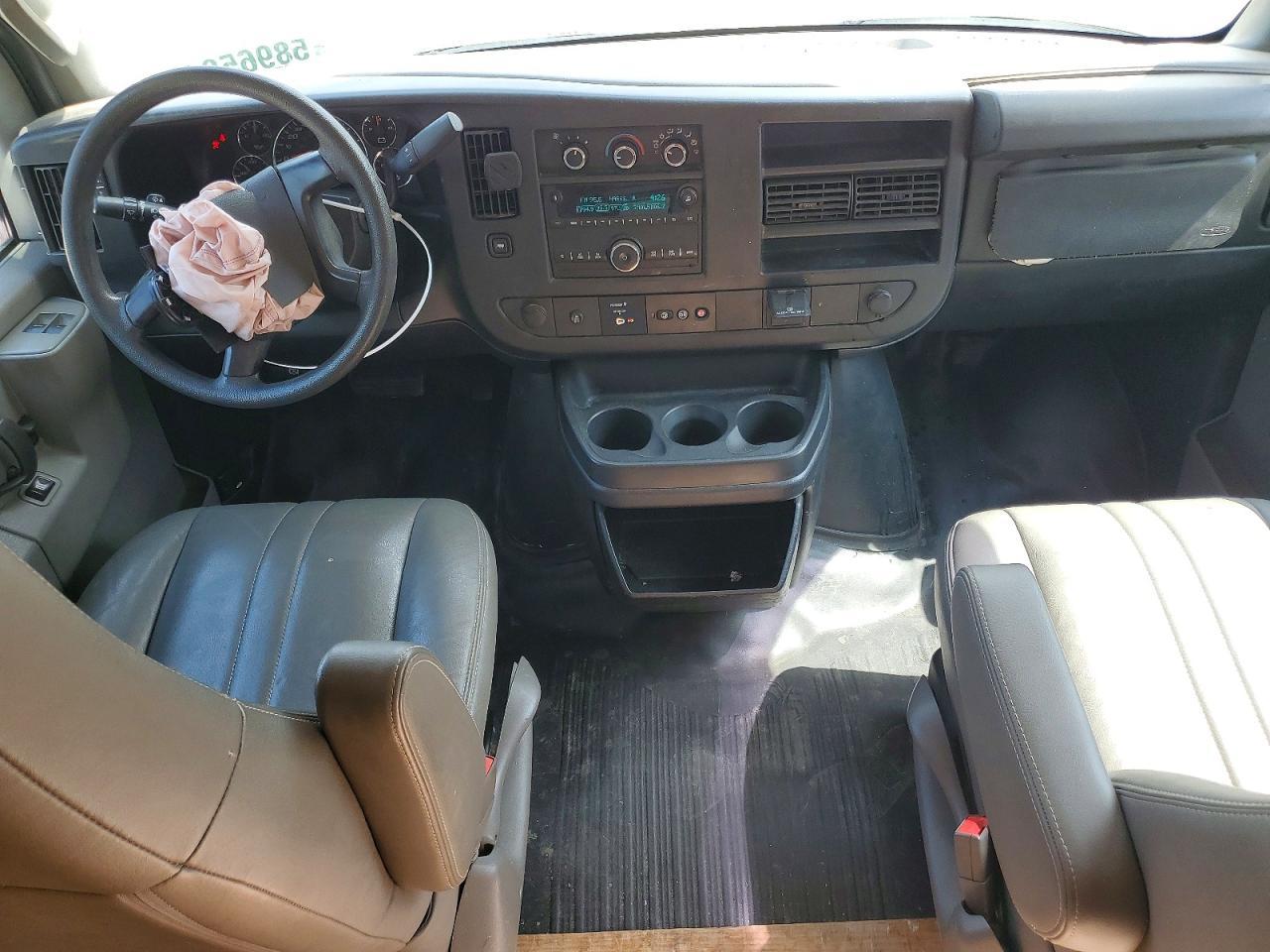 2016 Chevrolet Express G2500 - zdjęcie 8