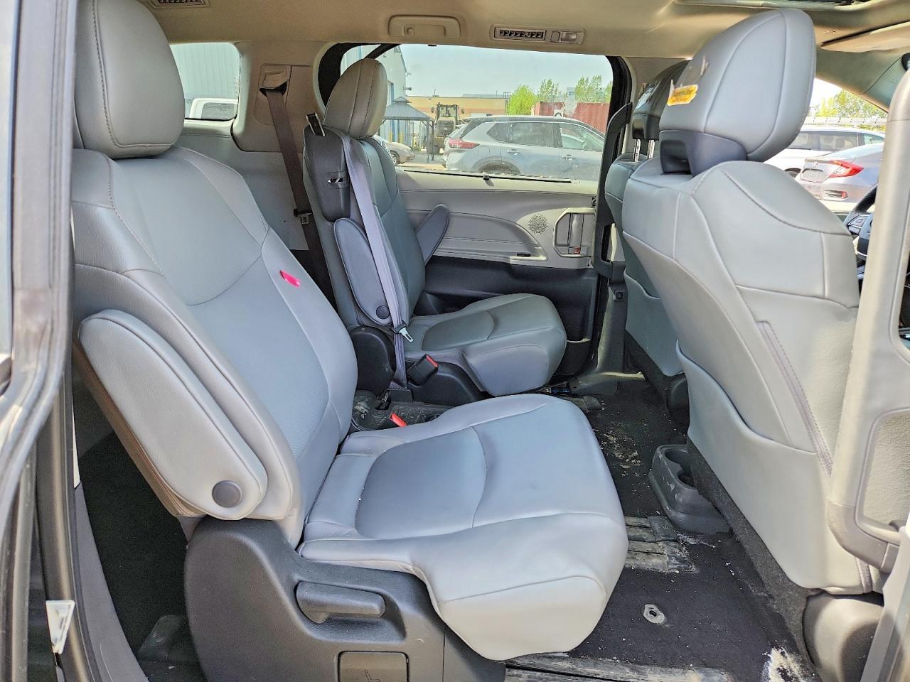 2022 Toyota Sienna Le - zdjęcie 11