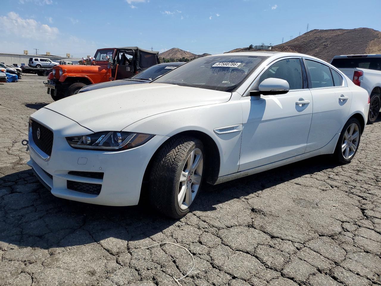 2017 Jaguar Xe Prestige - zdjęcie główne