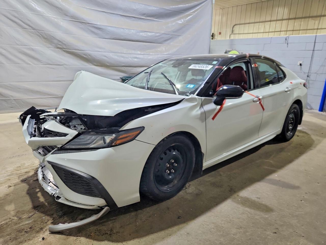 2022 Toyota Camry Xse - zdjęcie główne