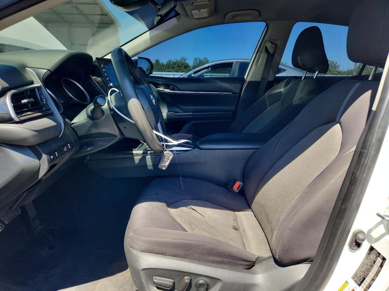 2022 Toyota Camry Le - zdjęcie 7