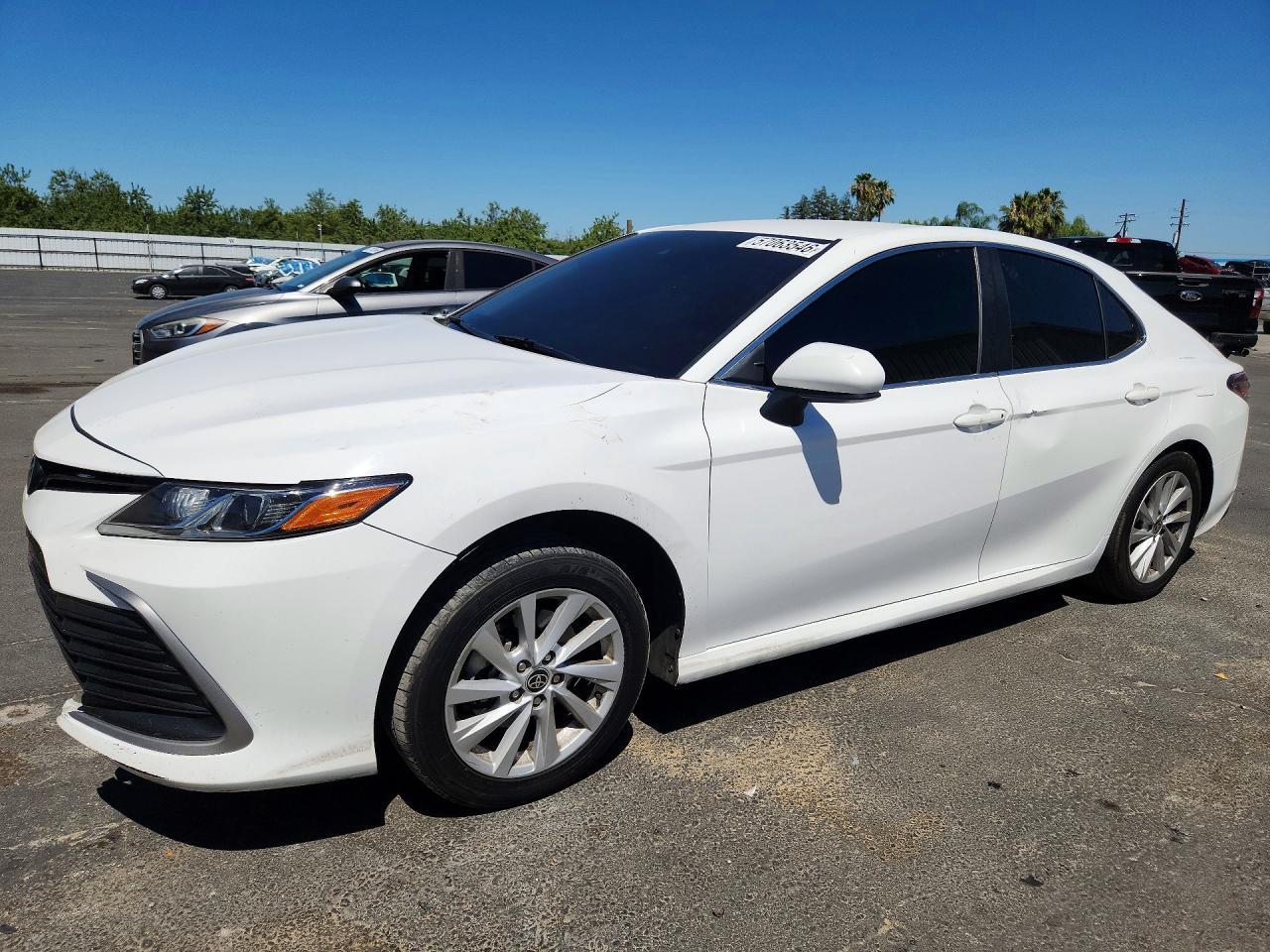 2022 Toyota Camry Le - zdjęcie główne