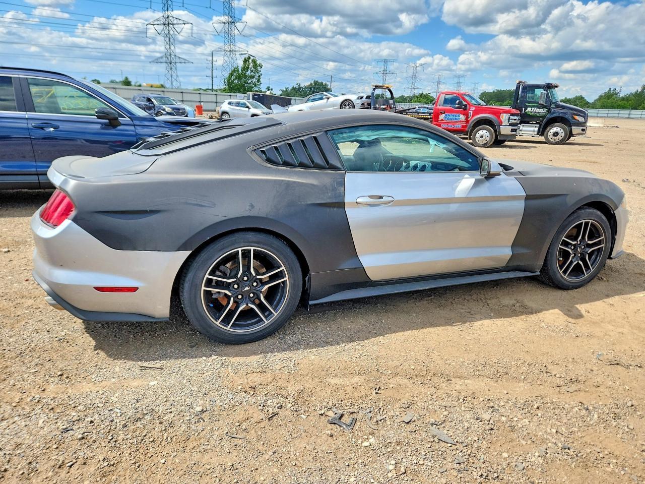 2022 Ford Mustang - zdjęcie 3