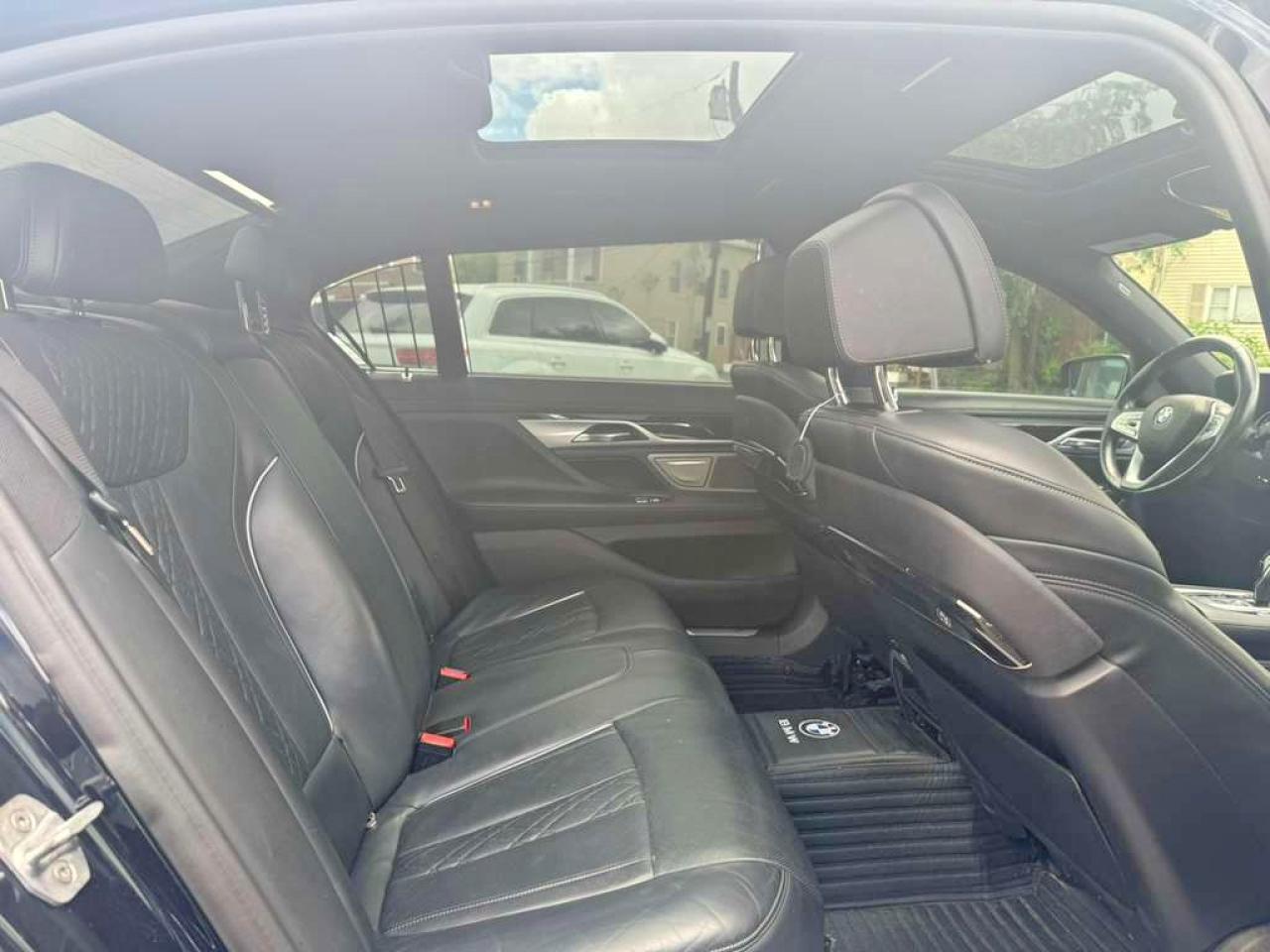 2018 BMW 750 Xi - zdjęcie 11