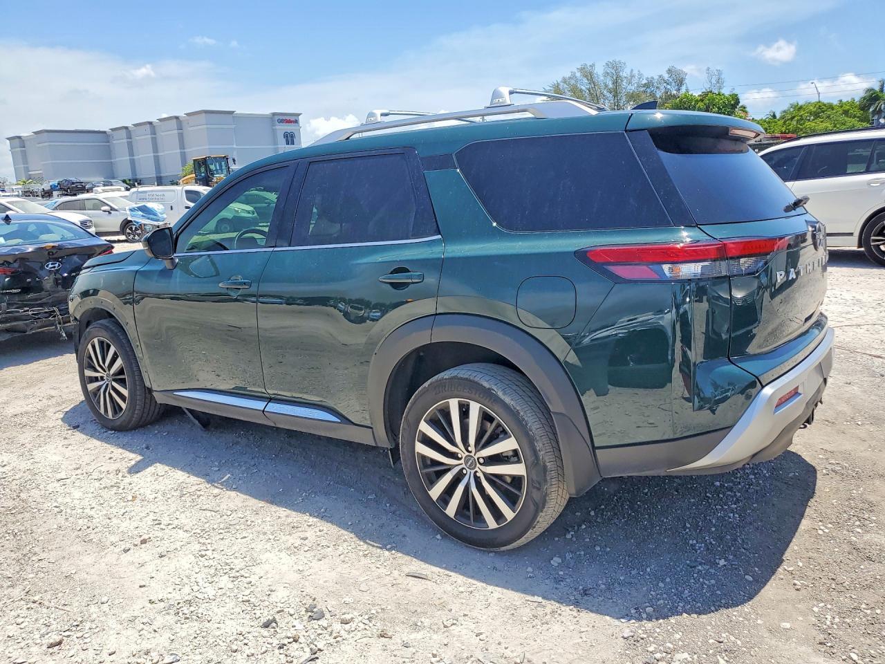 2025 Nissan Pathfinder Platinum - zdjęcie 2