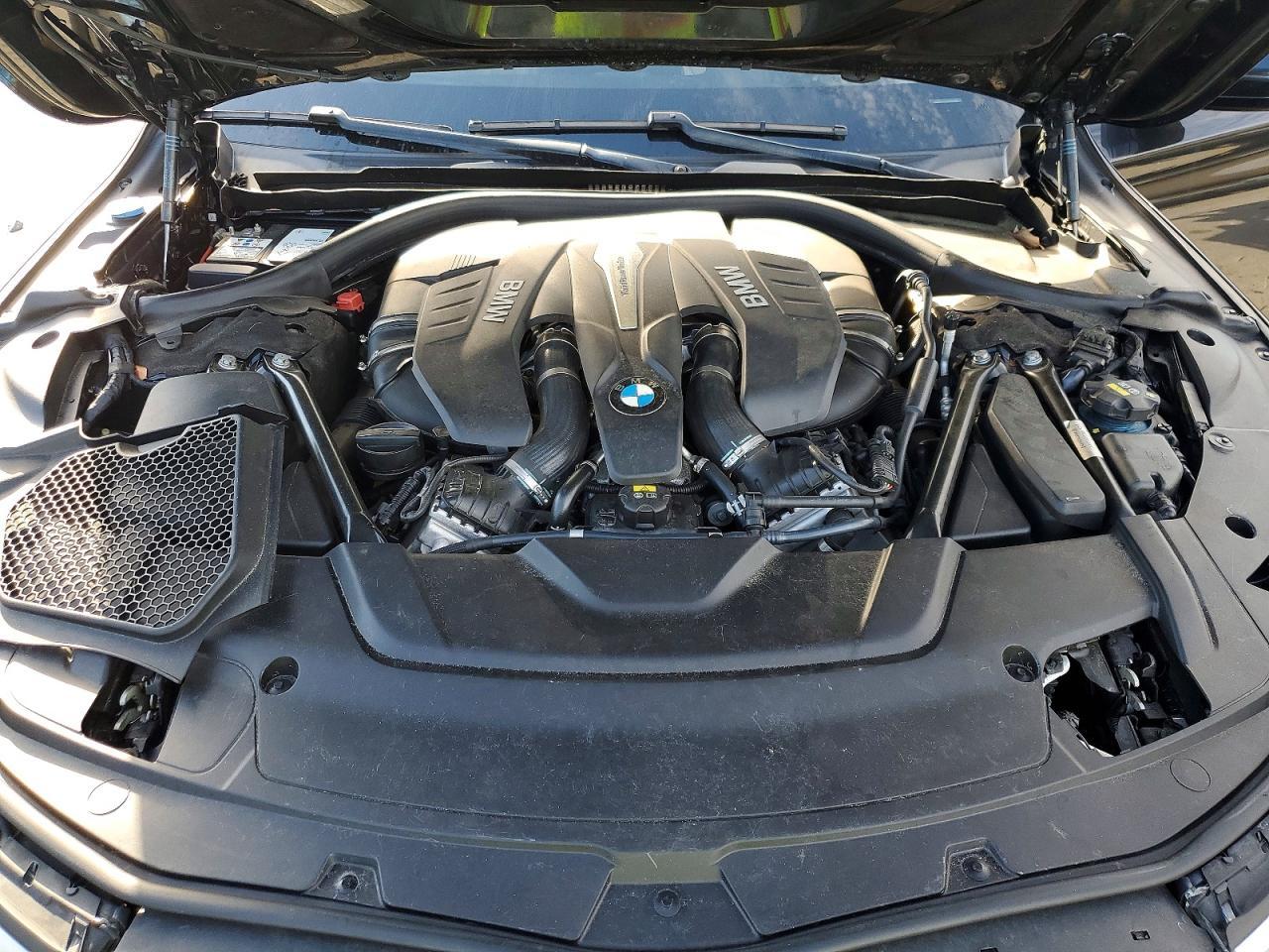 2016 BMW Seria 7 750i - zdjęcie 11