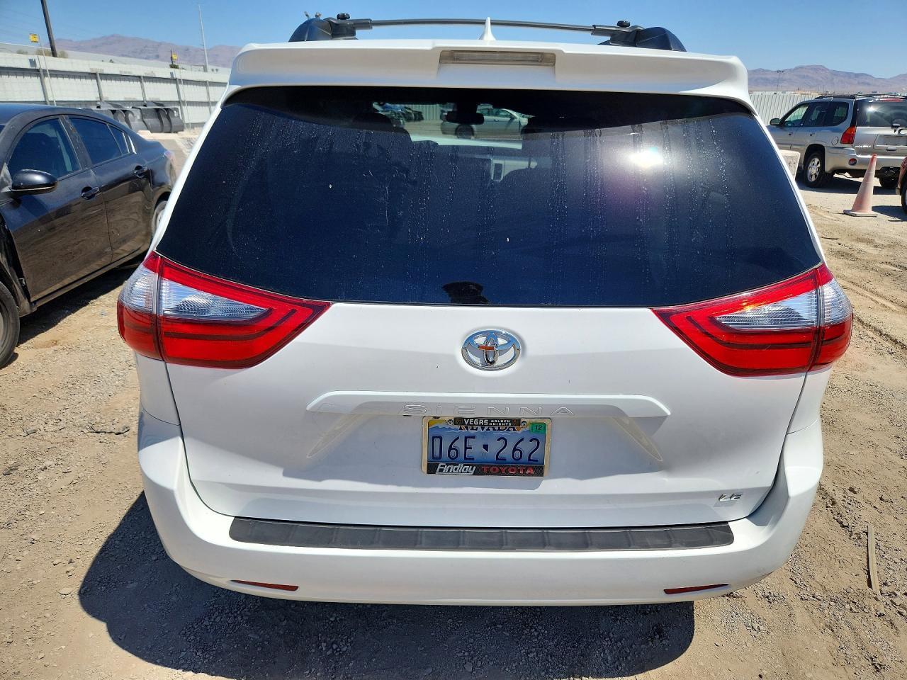 2020 Toyota Sienna Le - zdjęcie 6