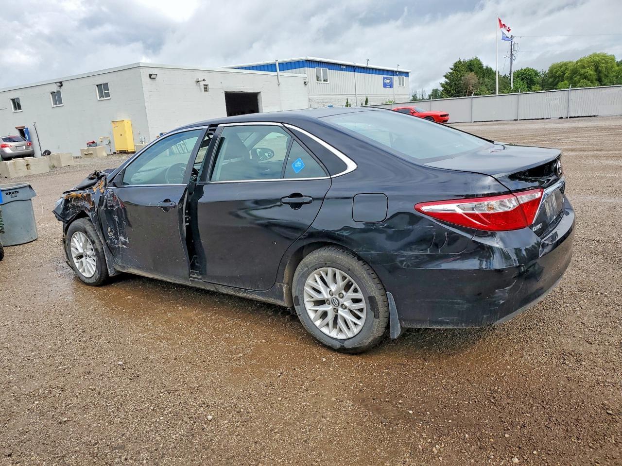 2017 Toyota Camry Le - zdjęcie 2