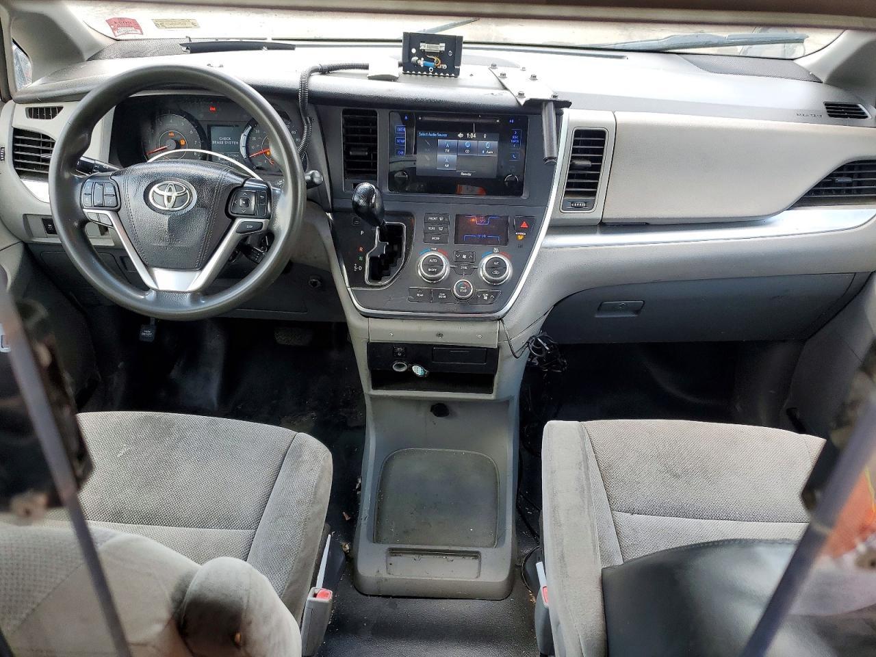 2017 Toyota Sienna Le - zdjęcie 8