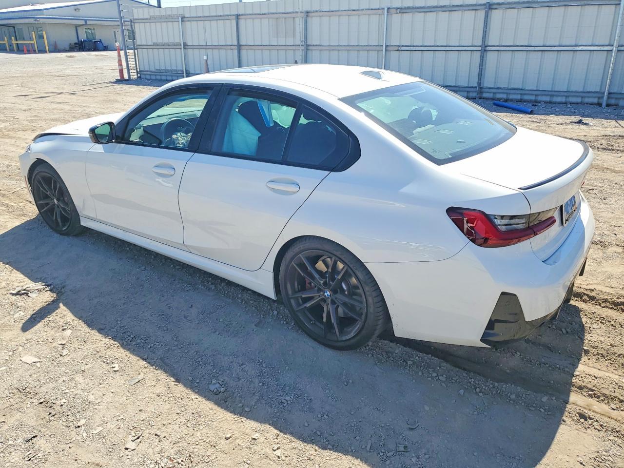 2024 BMW 330I - zdjęcie 2
