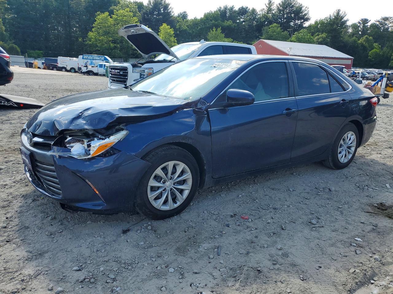2017 Toyota Camry Le - zdjęcie główne