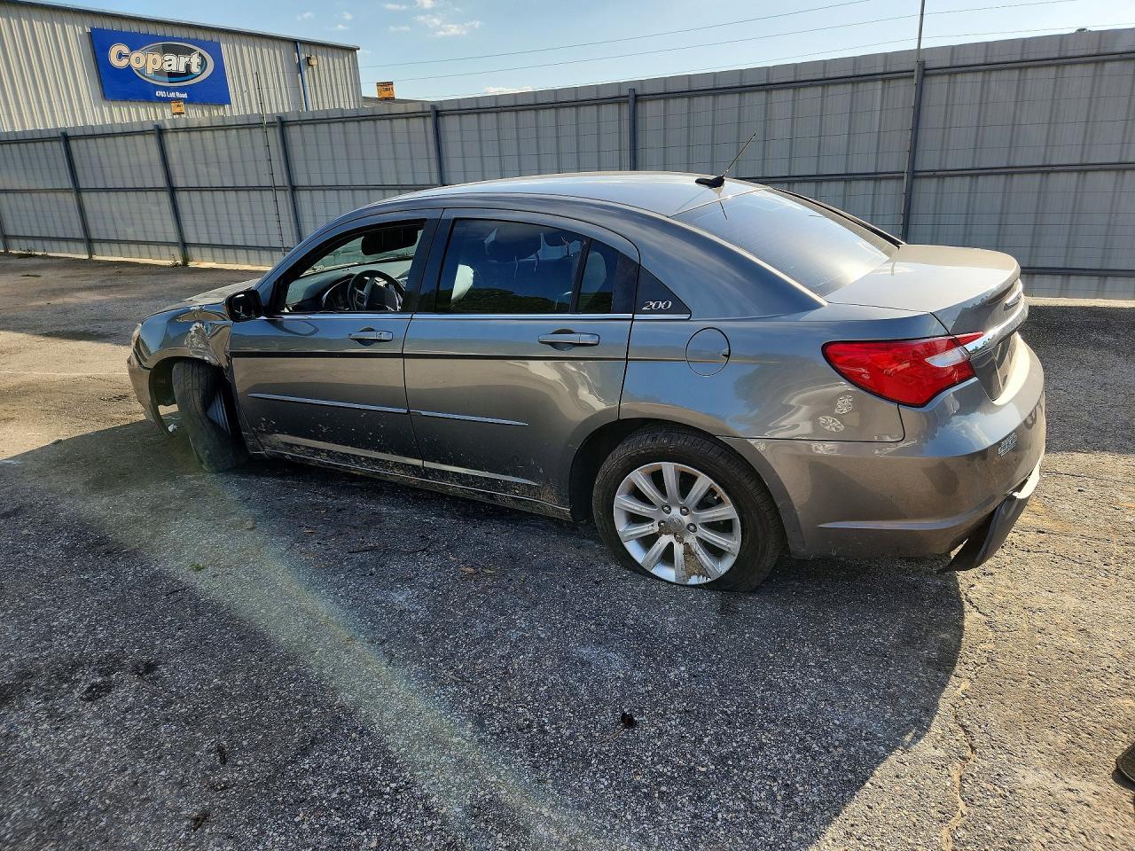 2013 Chrysler 200 Touring - zdjęcie 2