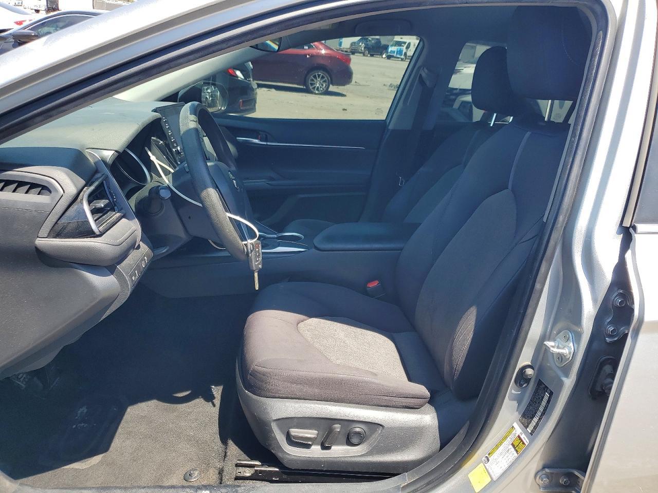 2021 Toyota Camry Le - zdjęcie 7