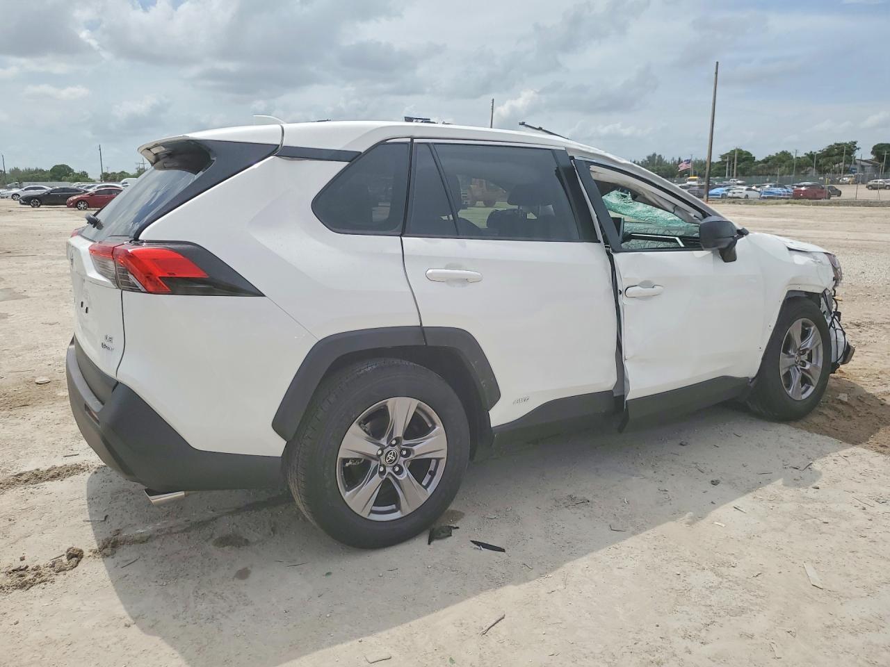 2025 Toyota Rav4 Le - zdjęcie 3
