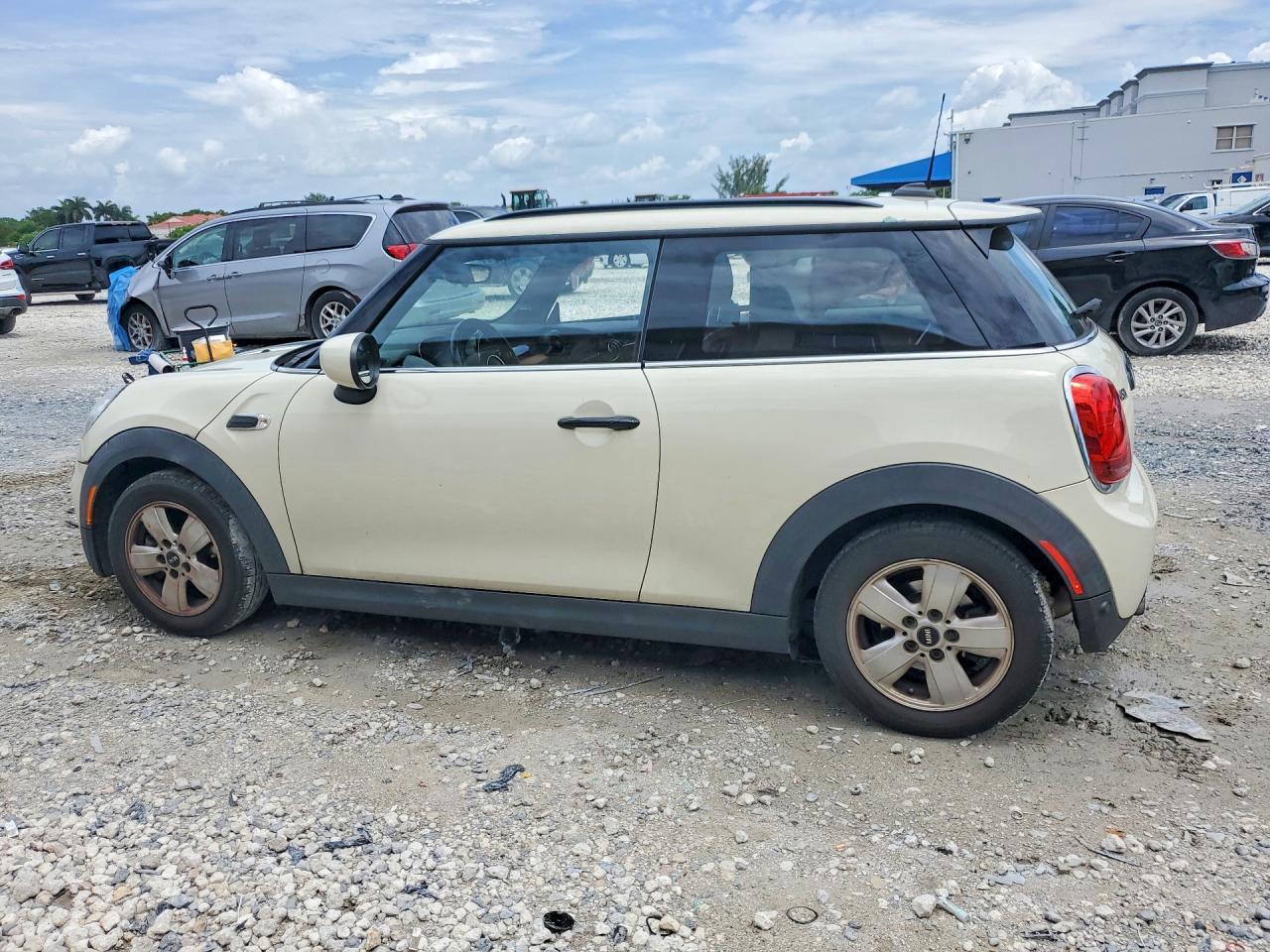 2021 Mini Cooper - zdjęcie 2