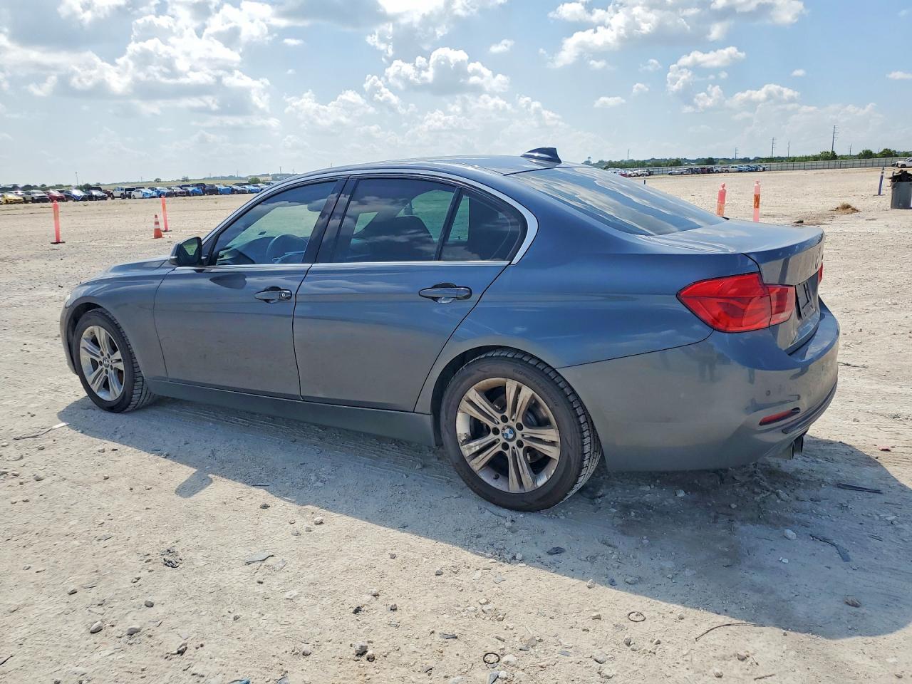 2017 BMW 330 I - zdjęcie 2