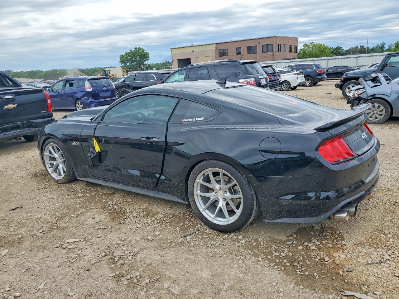 2021 Ford Mustang Gt - zdjęcie 2