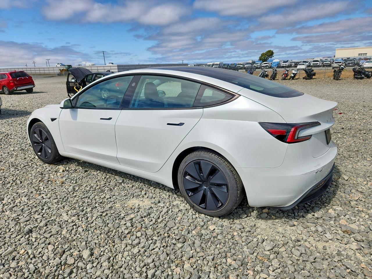 2025 Tesla Model 3 - zdjęcie 2