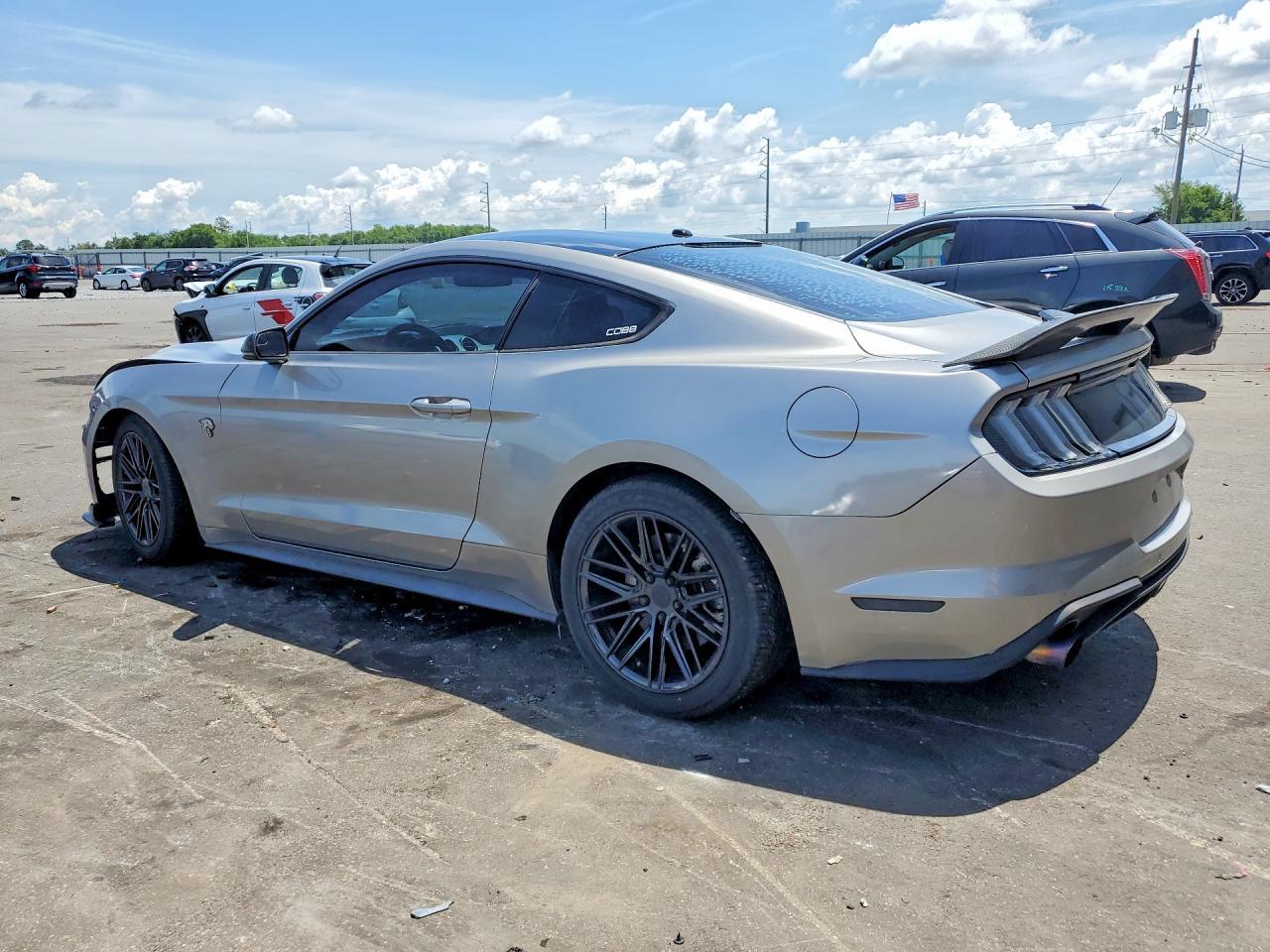 2020 Ford Mustang - zdjęcie 2