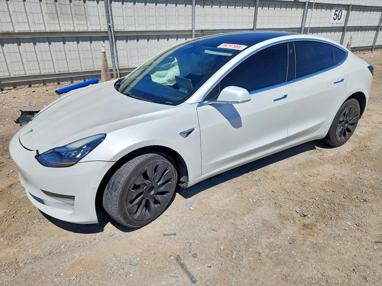 2019 Tesla Model 3 - zdjęcie główne