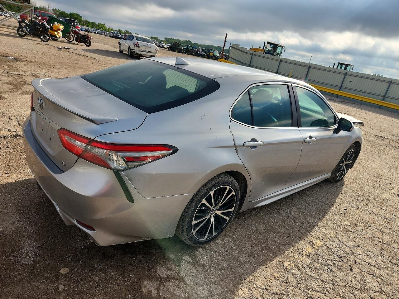 2019 Toyota Camry Se - zdjęcie 3