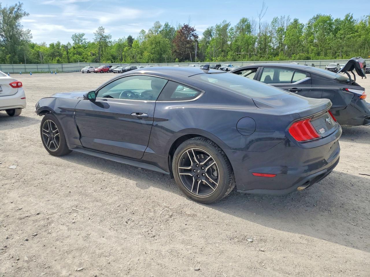 2021 Ford Mustang - zdjęcie 2
