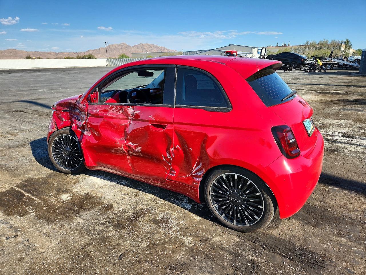 2024 Fiat 500 E Red - zdjęcie 2