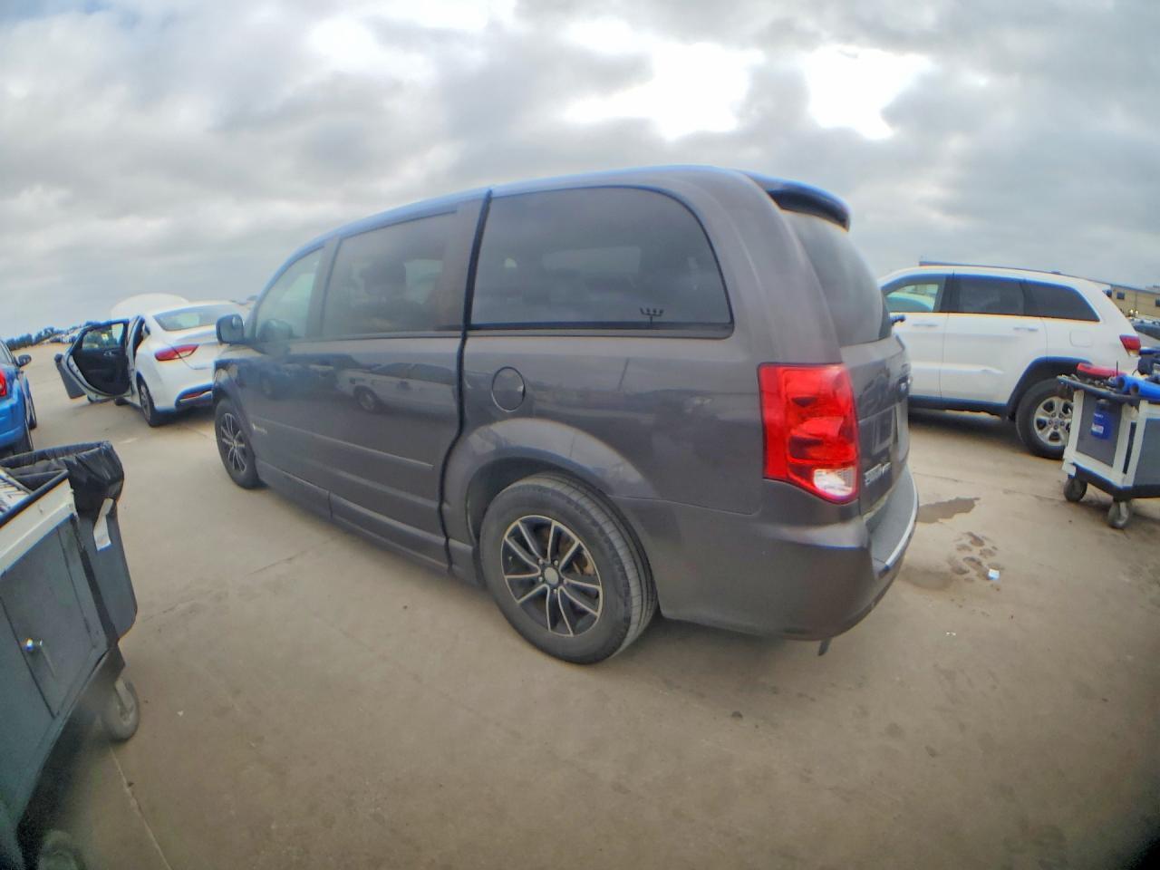 2015 Dodge Grand Caravan R/T - zdjęcie 2