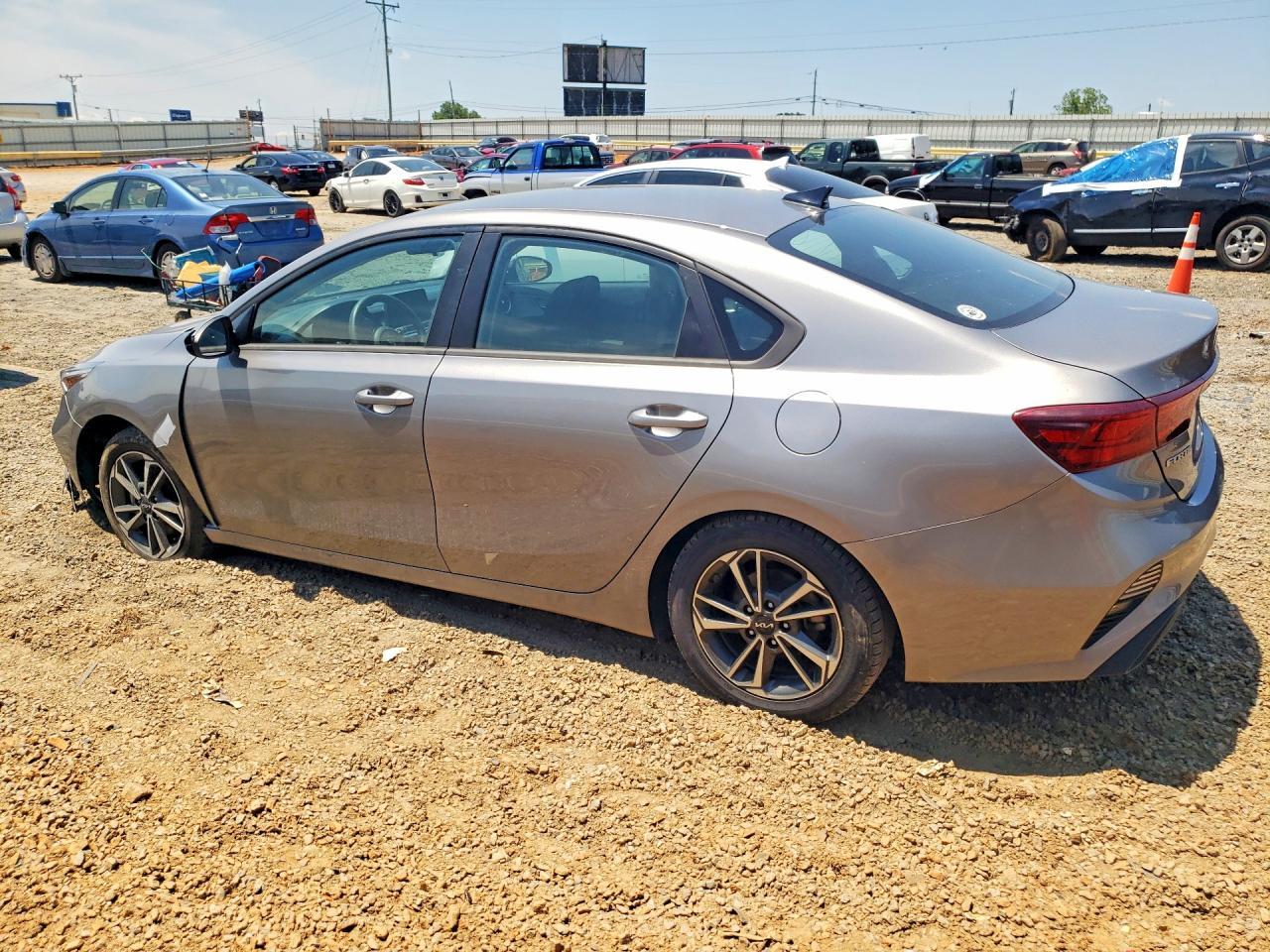 2023 Kia Forte Lxs - zdjęcie 2