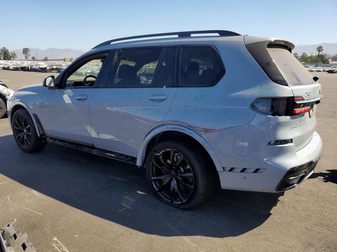 2023 BMW X7 xDrive40I - zdjęcie 2