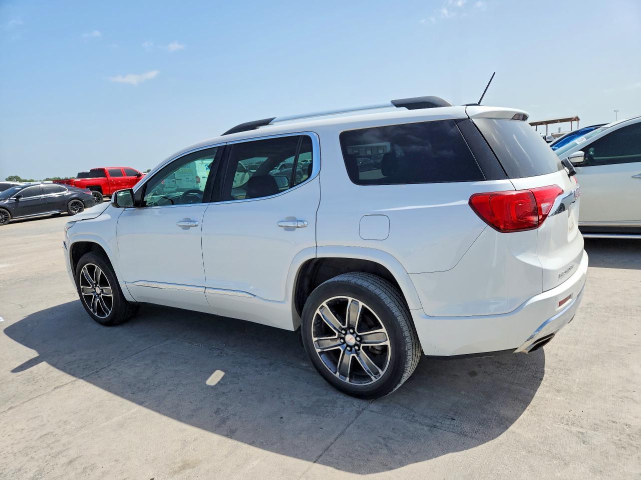 2017 GMC Acadia Denali - zdjęcie 2