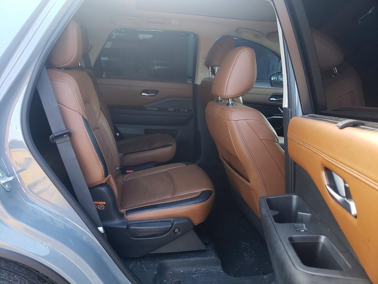 2025 Nissan Pathfinder Platinum - zdjęcie 11
