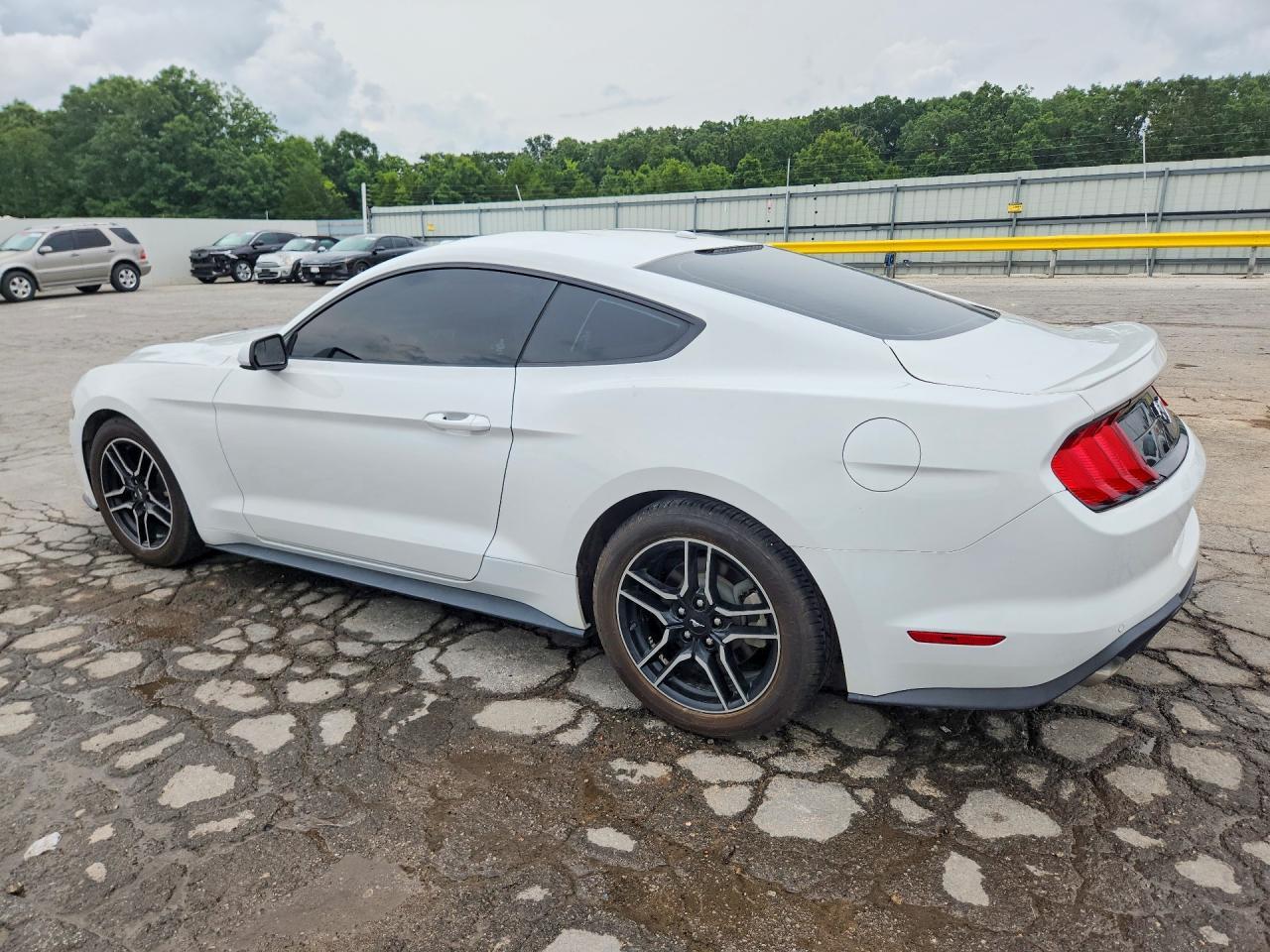 2020 Ford Mustang - zdjęcie 2