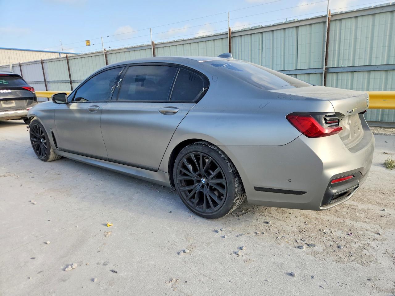 2022 BMW 750 Xi - zdjęcie 2