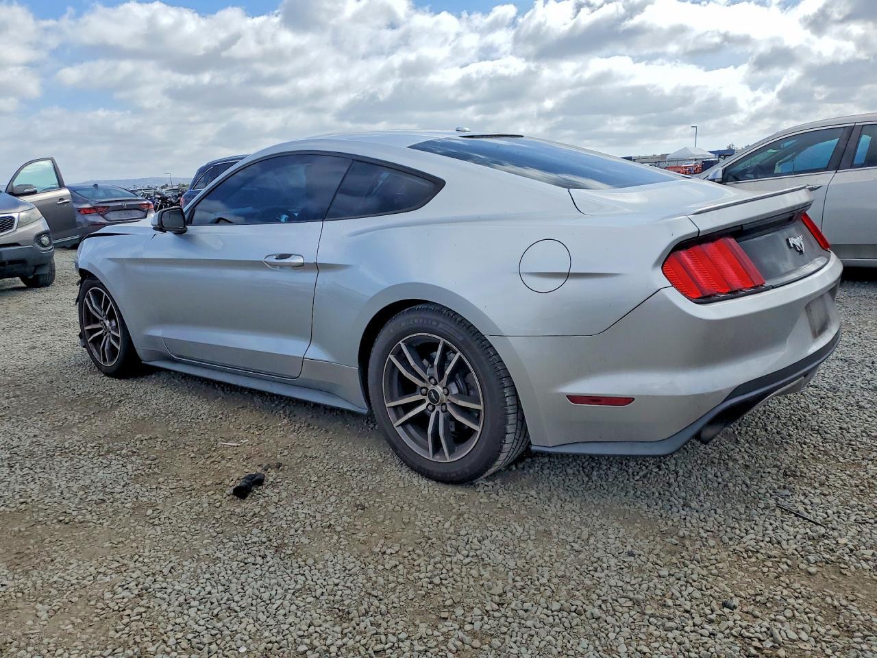 2017 Ford Mustang - zdjęcie 2
