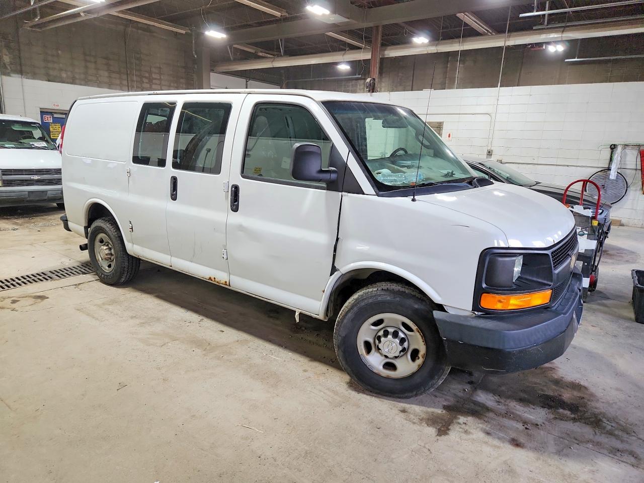 2016 Chevrolet 2500 Expre - zdjęcie 4