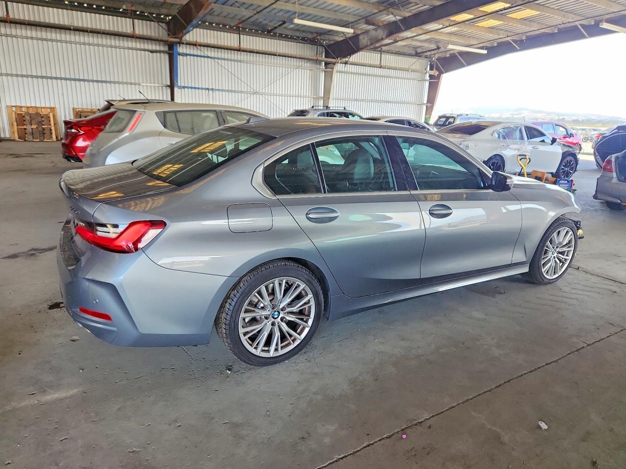 2024 BMW 330I - zdjęcie 3