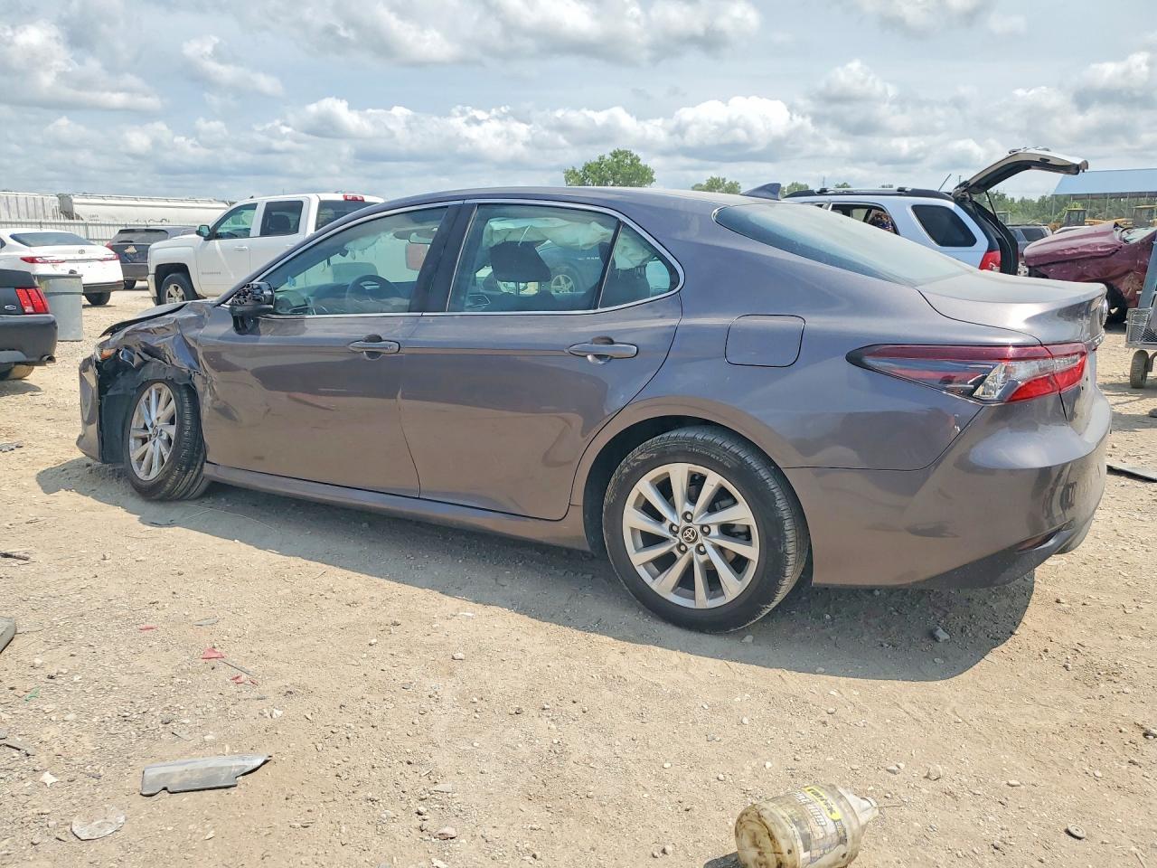 2023 Toyota Camry Le - zdjęcie 2