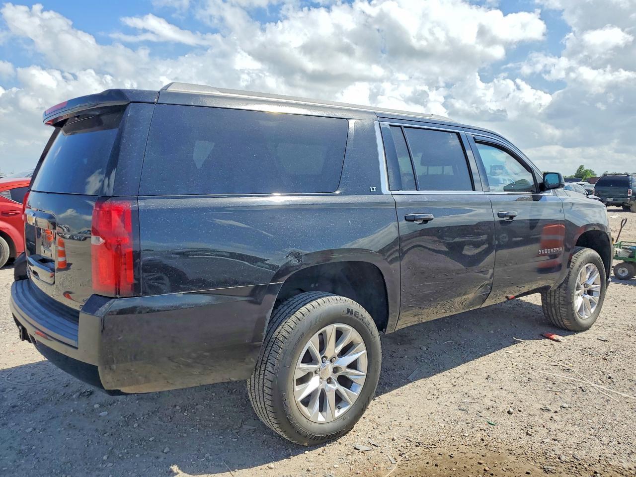 2016 Chevrolet Suburban C1500 Lt - zdjęcie 3