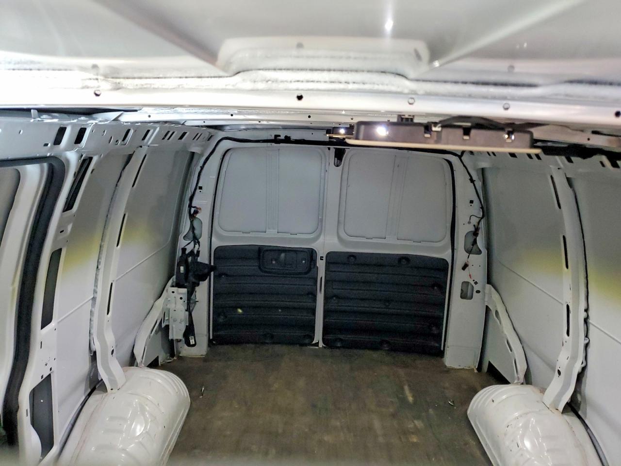 2023 Chevrolet Express G2500 - zdjęcie 10