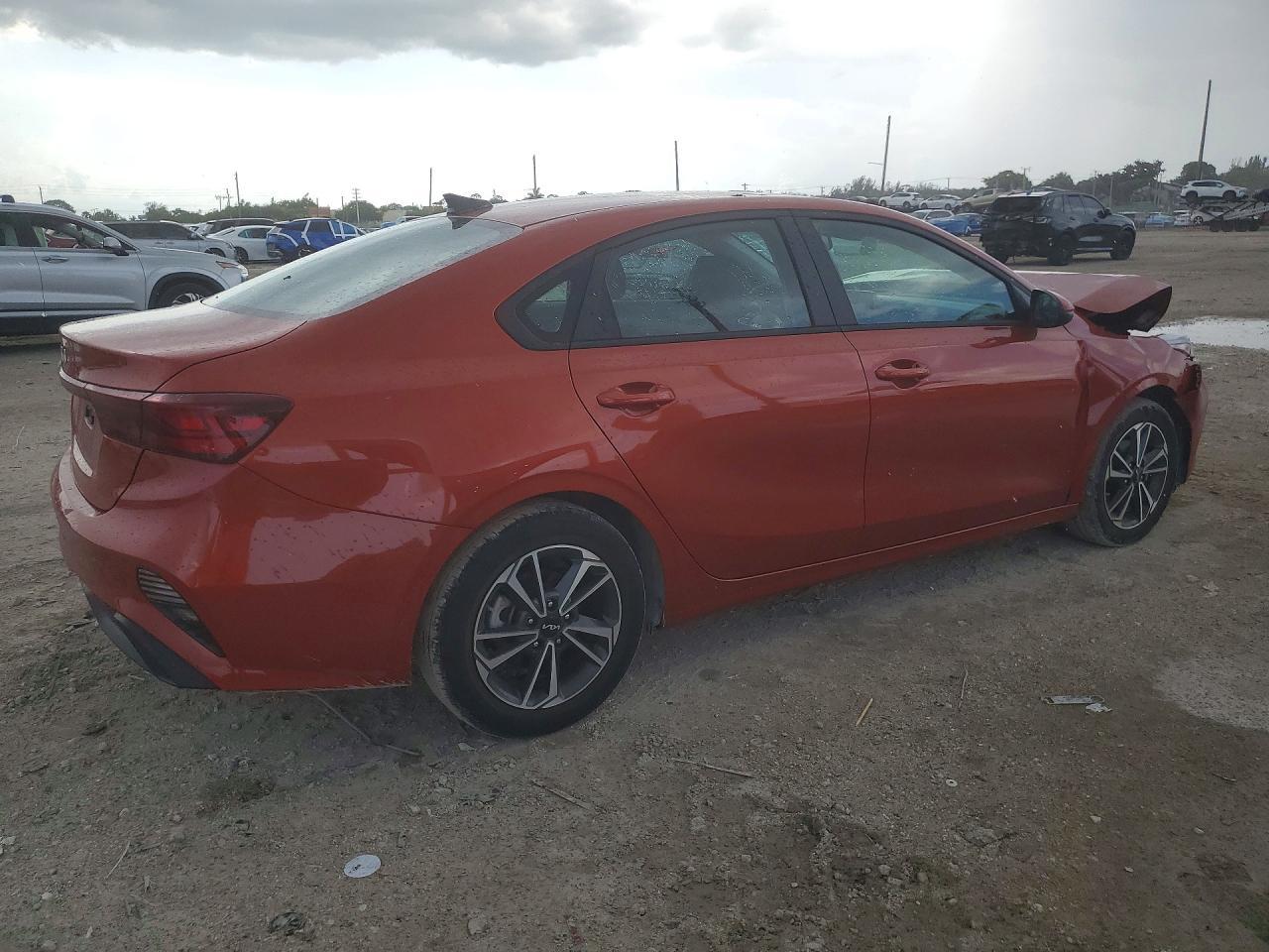2023 Kia Forte Lxs - zdjęcie 3