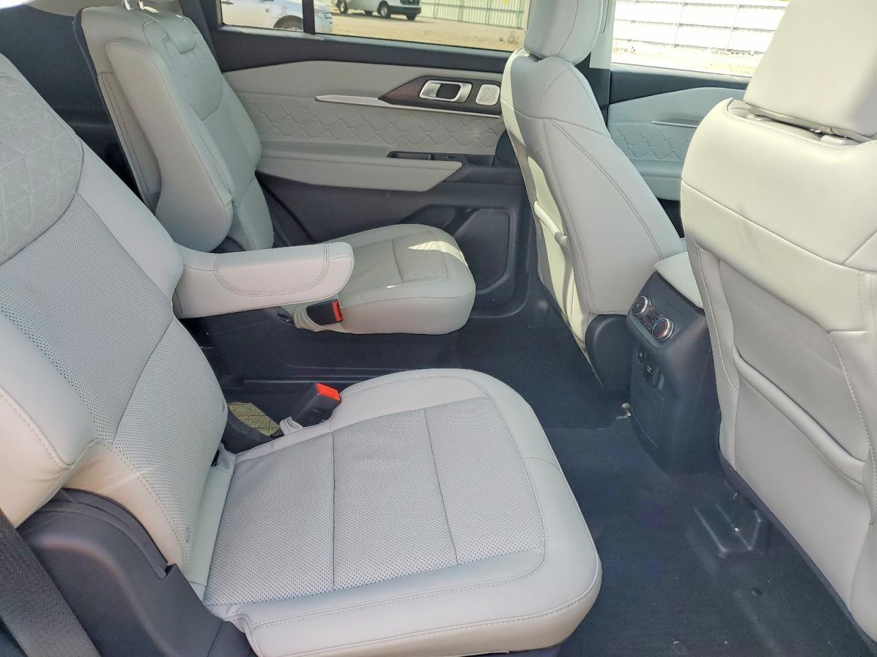 2025 Ford Explorer Platinum - zdjęcie 11