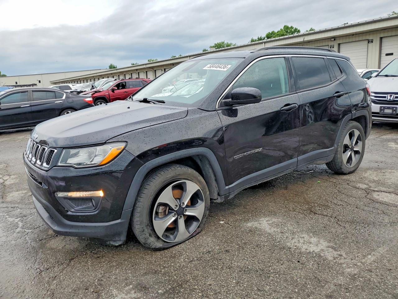 2018 Jeep Compass Latitude - zdjęcie główne