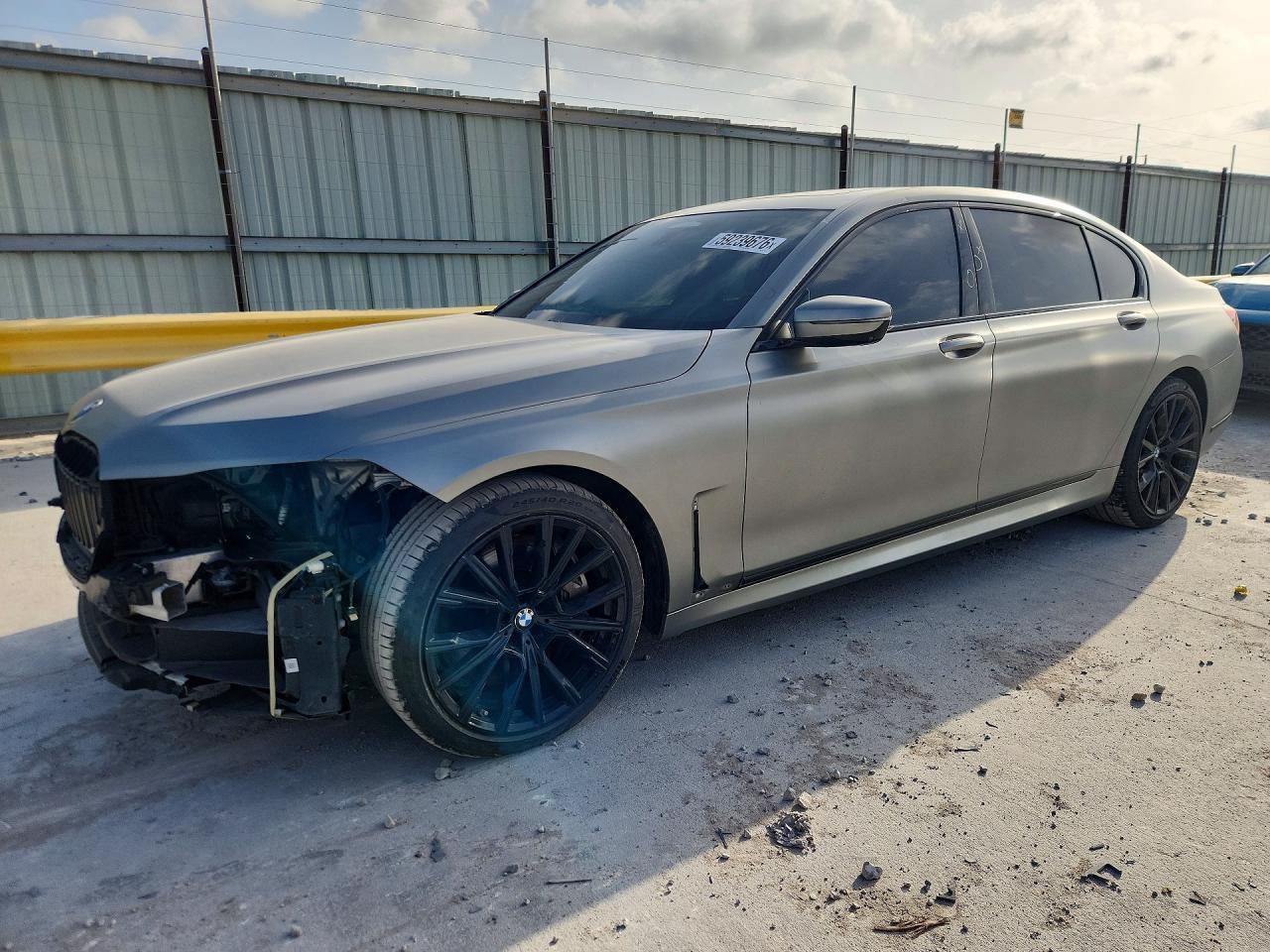 2022 BMW 750 Xi - zdjęcie główne