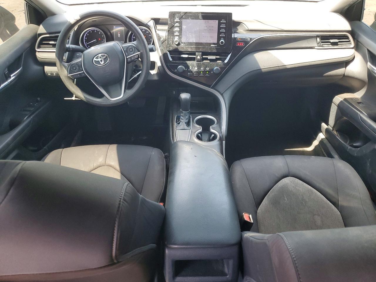 2021 Toyota Camry Le - zdjęcie 8
