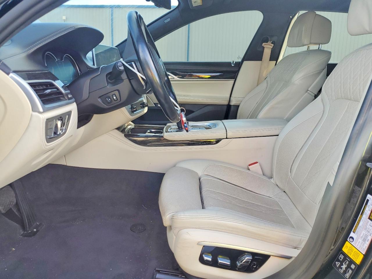 2016 BMW Seria 7 750i - zdjęcie 7