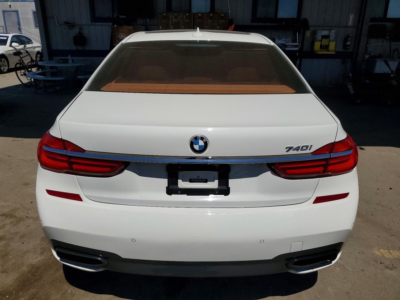 2016 BMW 740 I - zdjęcie 6